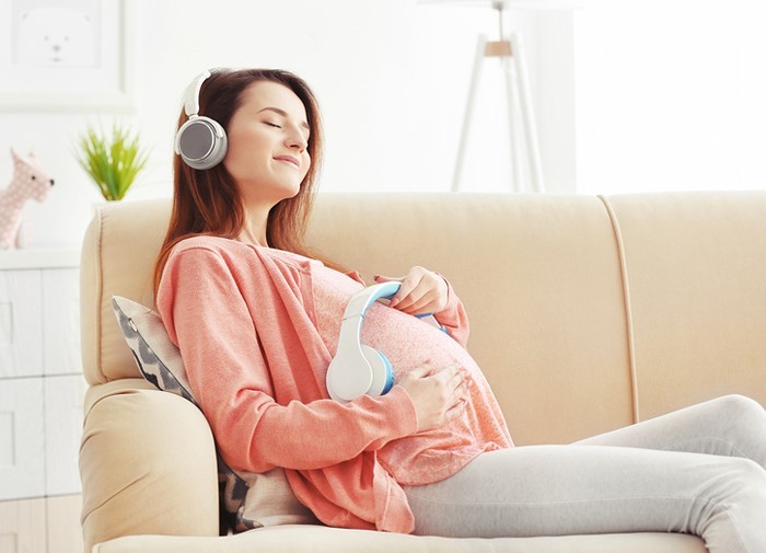 Mẹ bầu dùng tai nghe thai nhi có tốt không?